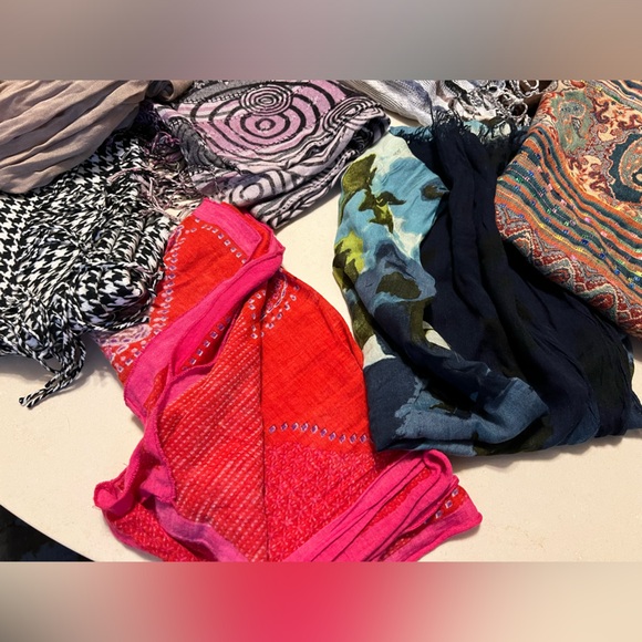 1️⃣3️⃣Lot of 13 Random Scarves—Varying Colors/Sizes/Brands/Materials/Conditions - Picture 4 of 10